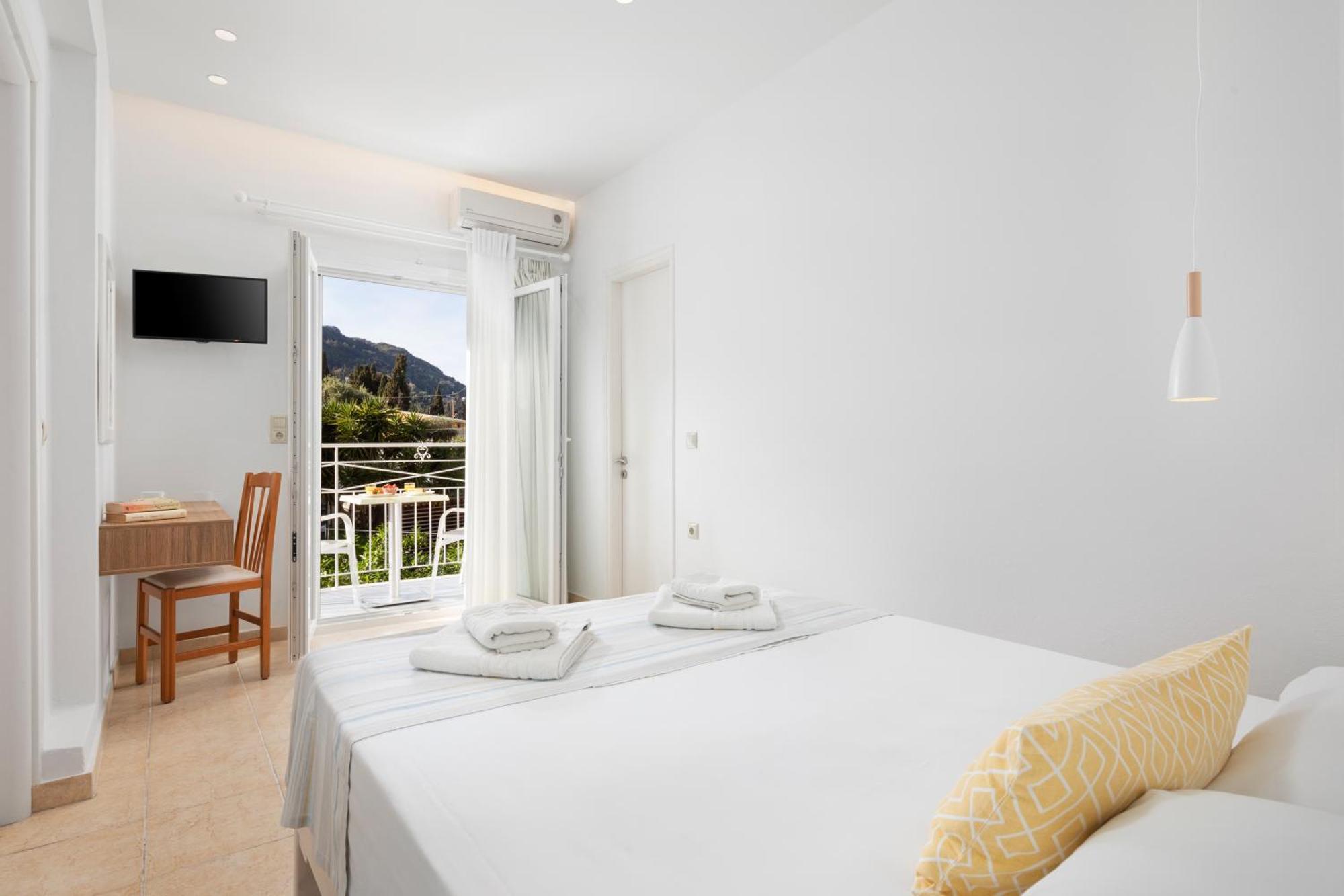 Bella Vista Beach Hotel Benitses  Dış mekan fotoğraf
