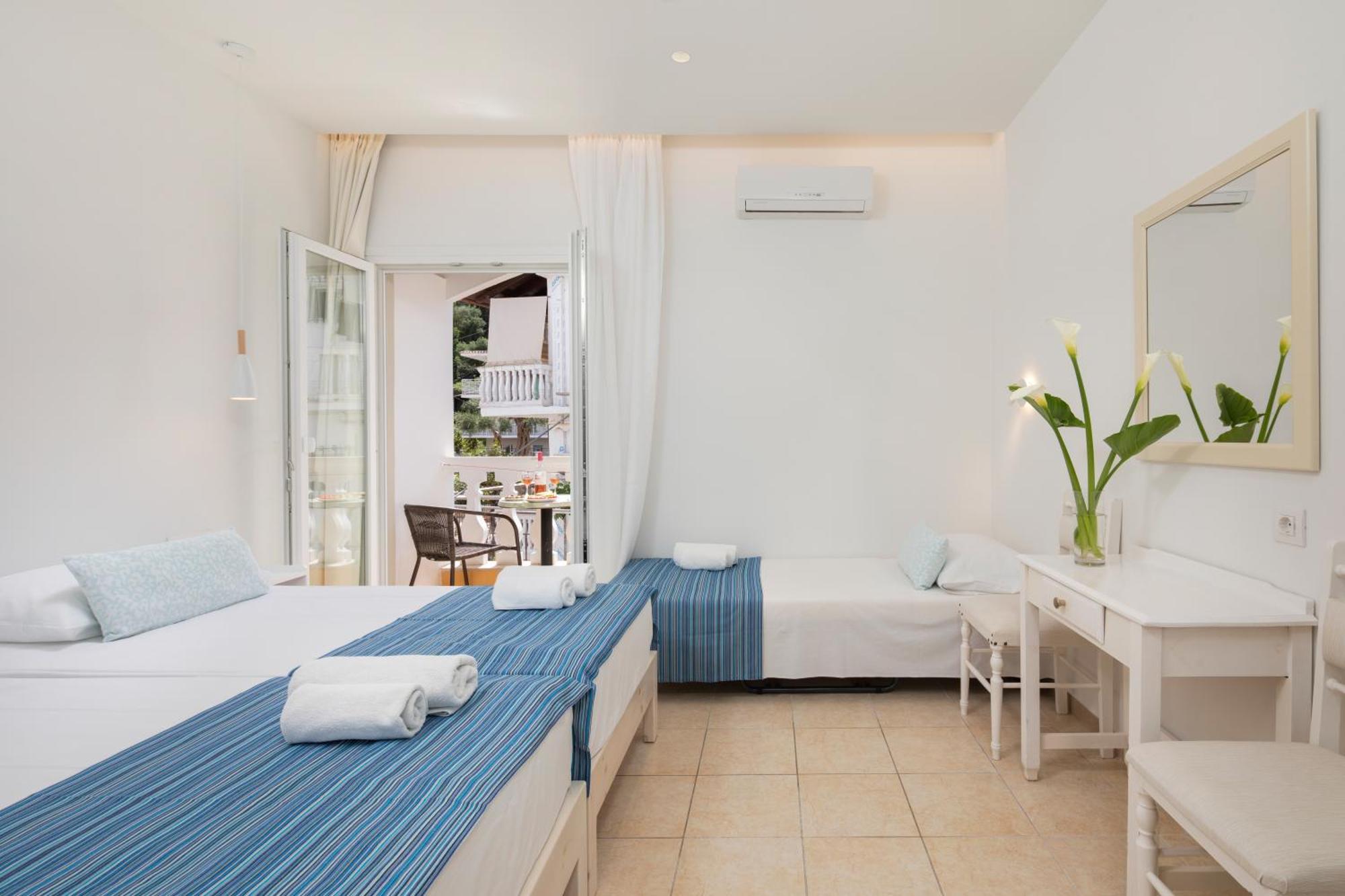 Bella Vista Beach Hotel Benitses  Dış mekan fotoğraf