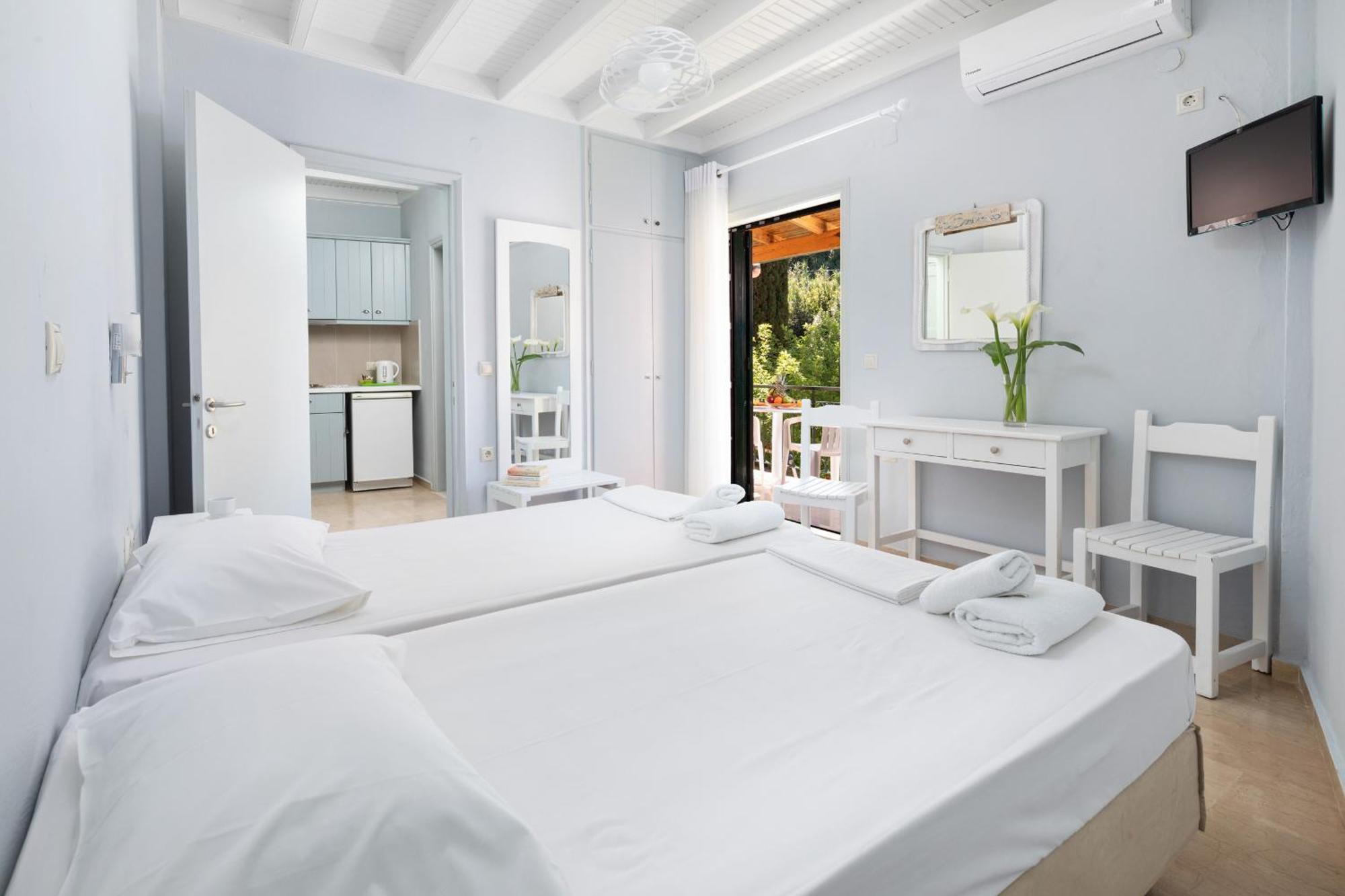 Bella Vista Beach Hotel Benitses  Dış mekan fotoğraf
